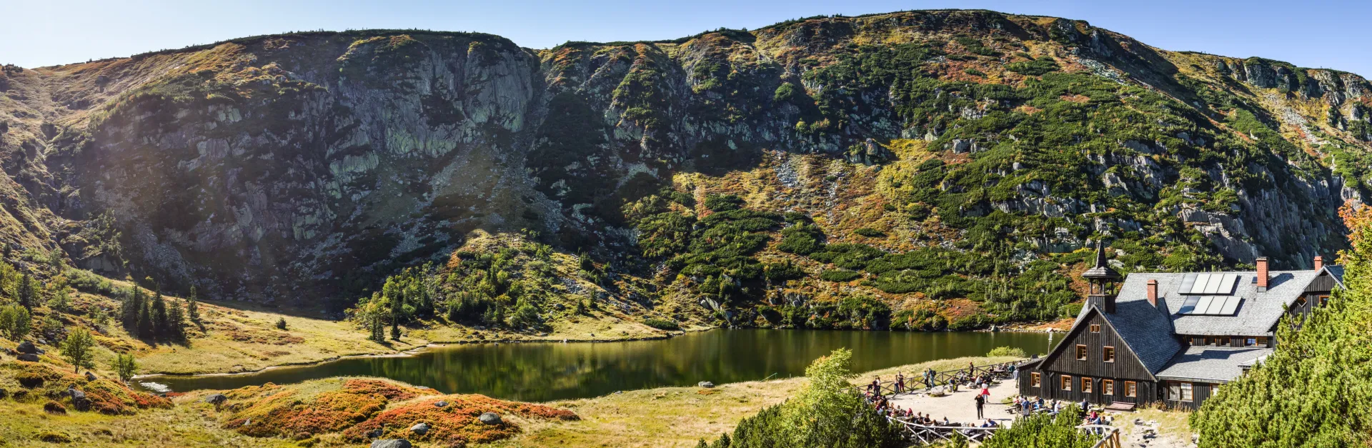 Panorama Karkonoszy z widocznym schroniskiem turystycznym
