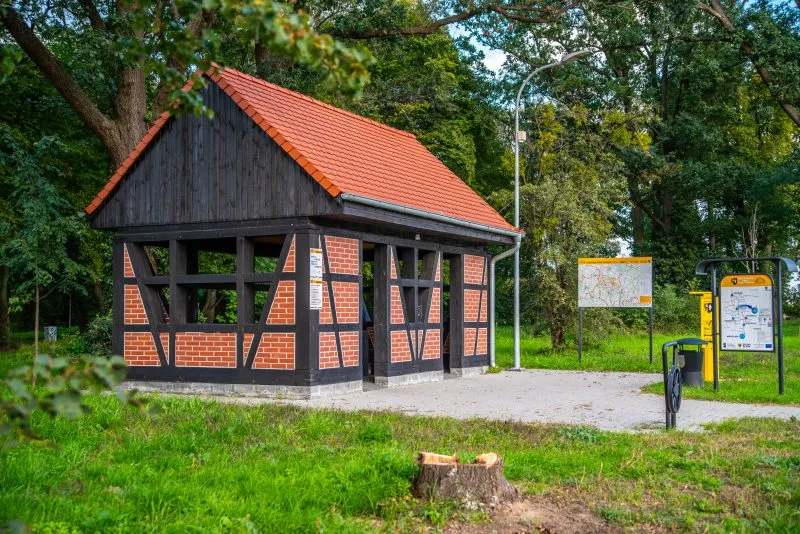 Szachulcowy, niewielki budynek z miejscem na odpoczynek i serwis roweru na trasie