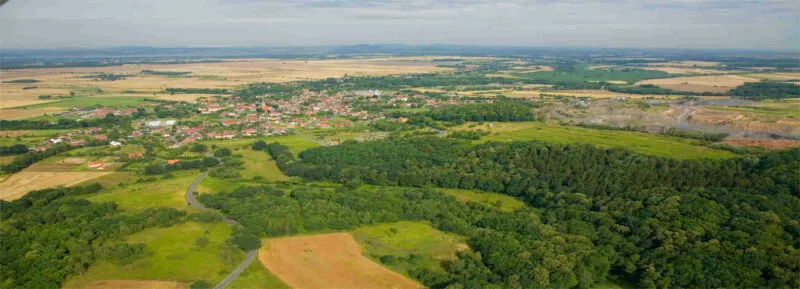 Panorama Sulikowa w oddali widoczne są zabudowania gminy oraz tereny zielone