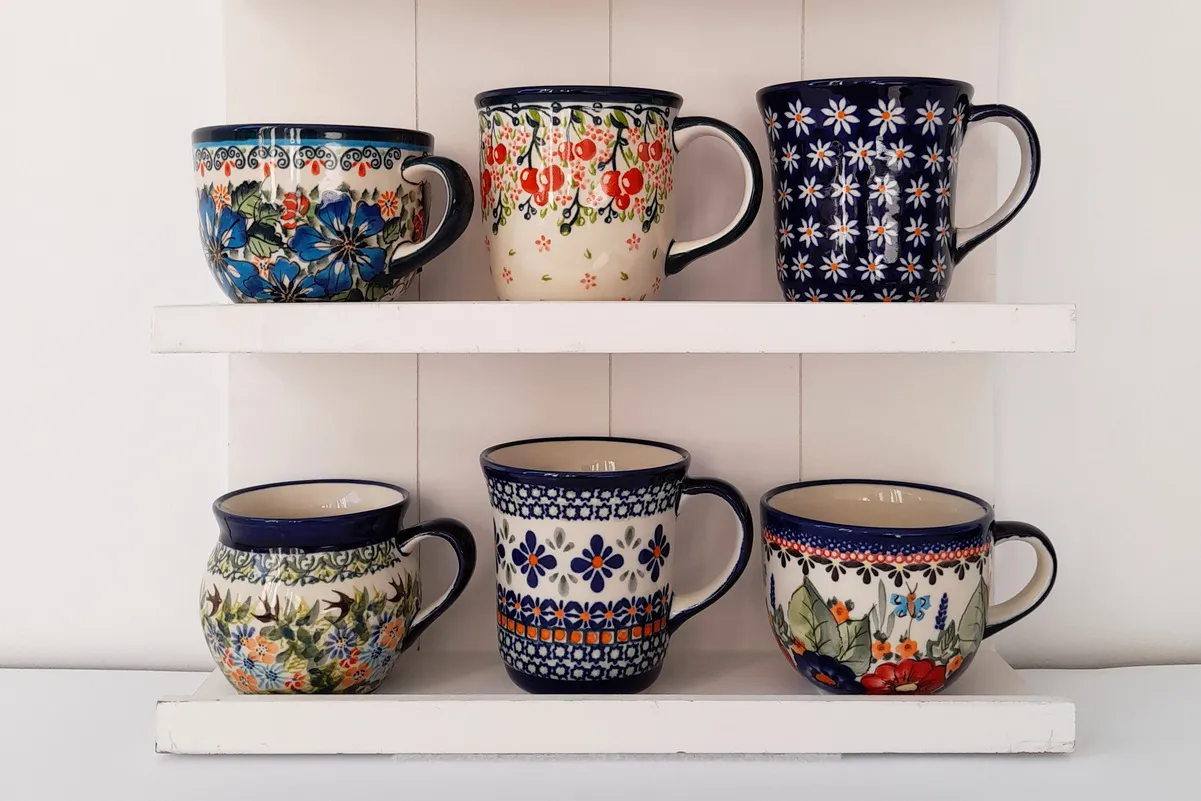 Ceramiczne ozdobne kubki.
