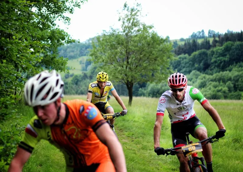 Trzech rowerzystów podczas wyścigu Strefy MTB Sudety
