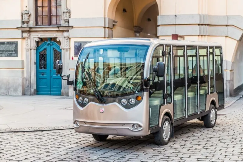 Zadaszony elektryczny pojazd stojący na starym mieście we Wrocławiu