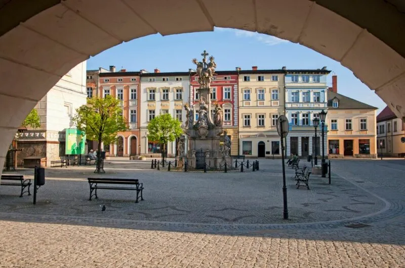 Kamienice na starówce w Lądku-Zdroju przy bezchmurnym niebie