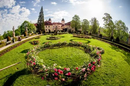 Wiosenny widok na bukiety kwiatów na trawniku przed zamkiem