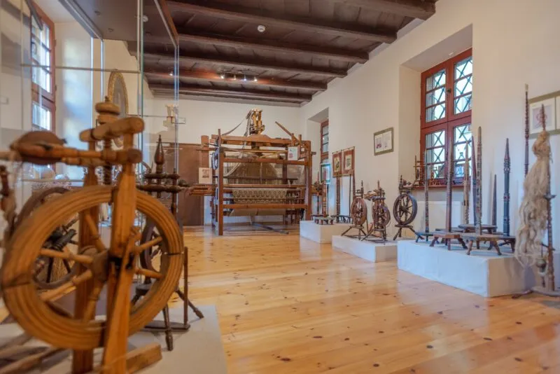 Wnętrze muzeum z eksponatami.