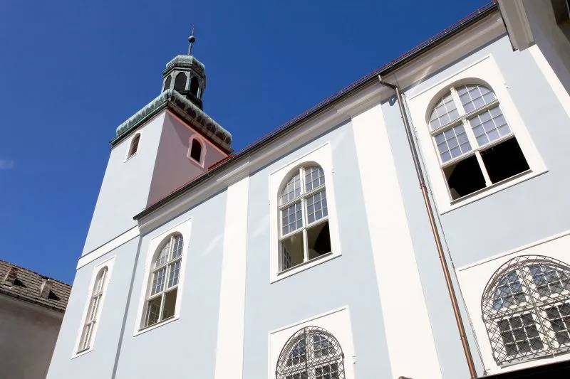 Fasada kościoła pw św. Antoniego z Padwy ukazuje prostą, jasną architekturę z wysokimi, łukowatymi oknami i charakterystyczną wieżą z miedzianym hełmem. To jeden z czterech obiektów sakralnych w Dzielnicy Czterech Wyznań.