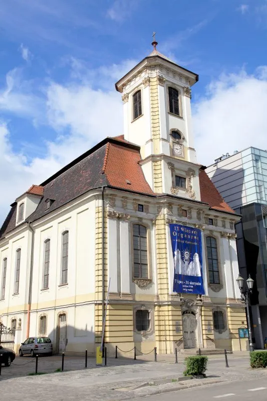 Niewielkich rozmiarów późnobarokowy kościół z wieżą nad wejściem głónym.