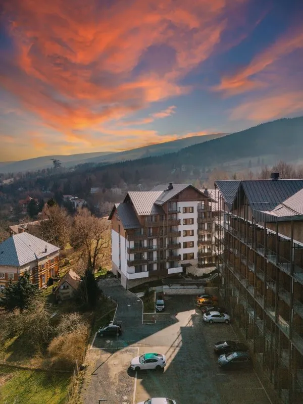 widok pionowy na część kompleksu hotelu o wschodzie słońca