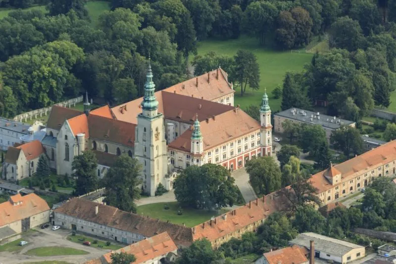 Widok z lotu ptaka na klasztor.