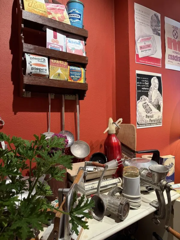 czerwony pokój zawierający zabytki które były używane wiele lat temu, takie jak