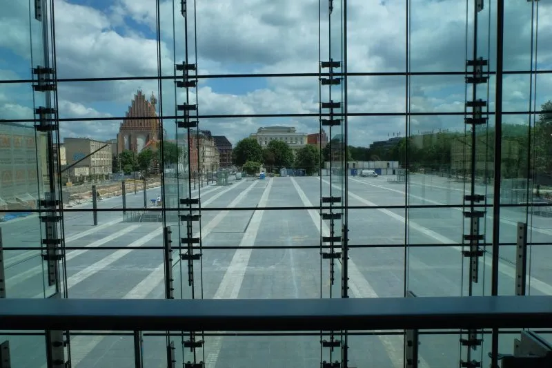 Zdjęcie przedstawia plac wolności we Wrocławiu widoczny z piętra w graniczącej z nim filharmonii "Narodowe Forum Muzyki"