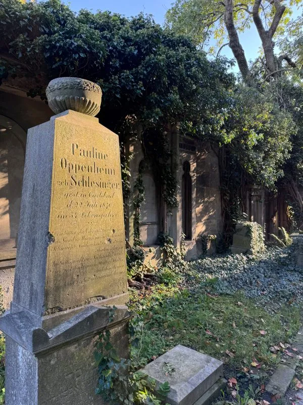 Zdjęcie przedstawia nagrobek Oppenheim