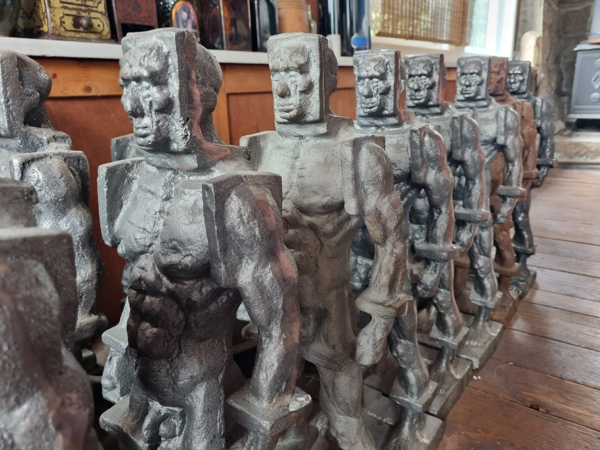 zdjęcie przedstawia miedziane figurki w kształcie człowieka