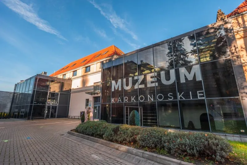 Zdjęcie przeszklonego budynku Muzeum Karkonoskiego w Jeleniej Górze