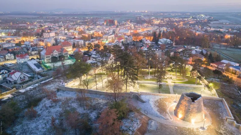Widok z lotu ptaka na wieczorną panoramę miasta Strzegom