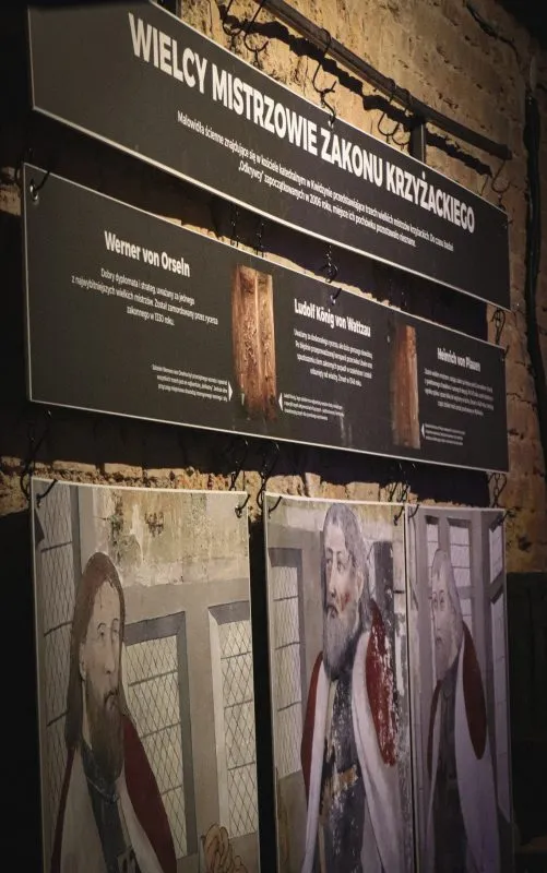 Obrazy na wystawie w muzeum tajemnic i eksploracji.