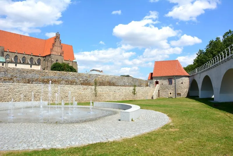 Zdjęcie odnowionych, kamiennych murów w Strzegomiu