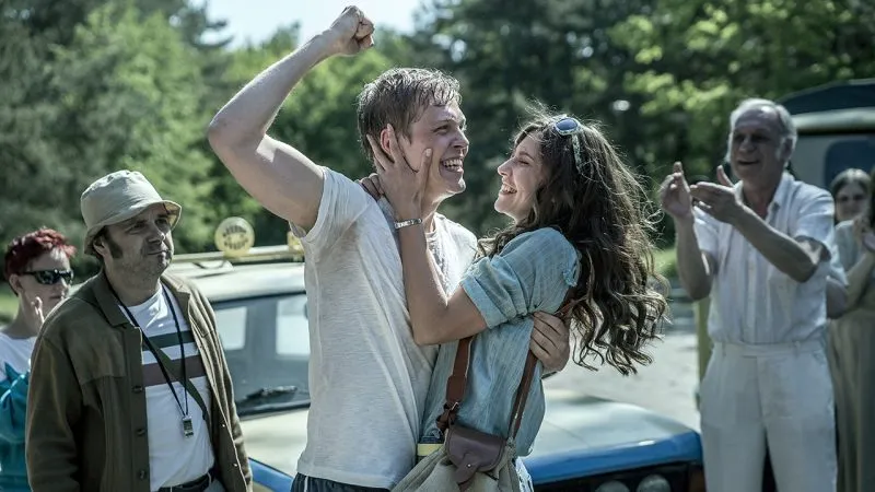 Kadr z filmu Najlepszy przedstawiający mężczyznę cieszącego się wraz kobietą