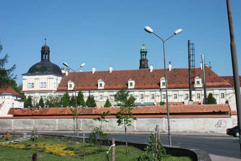 widok z drugiej strony rzeki na klasztor