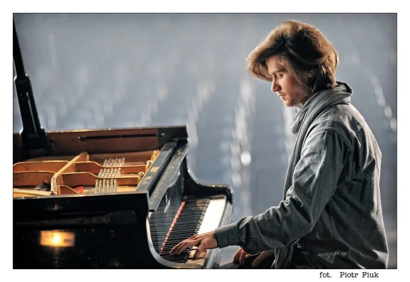 Kadr z filmu przedstawiający mężczyznę podczas gry na instrumencie