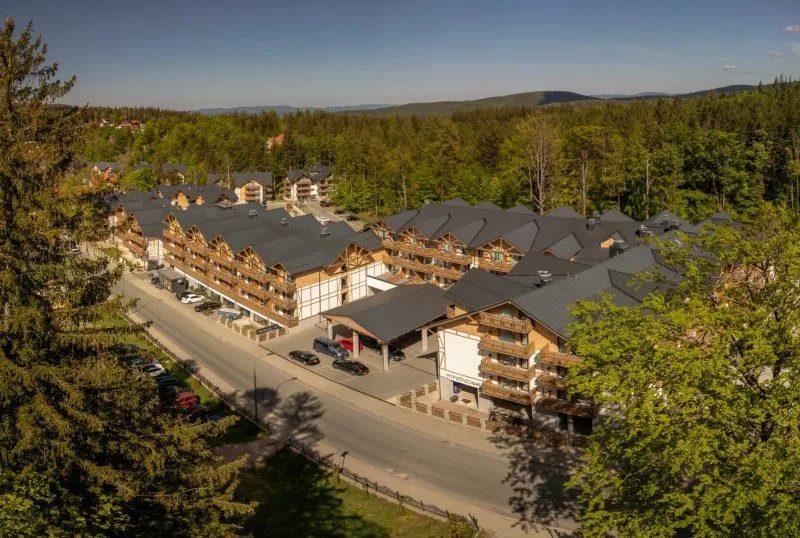 widok z drona na duży drewiany, nowoczecny kompleks hotelowy