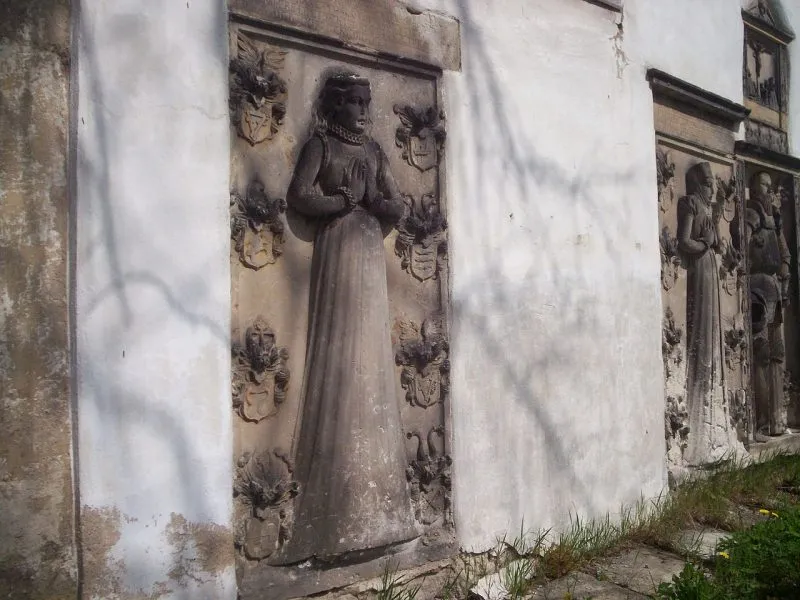 Widok na płyty nagrobne wmurowane w elewację
