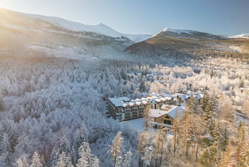 widok z drona na hotel wykonany zimą
