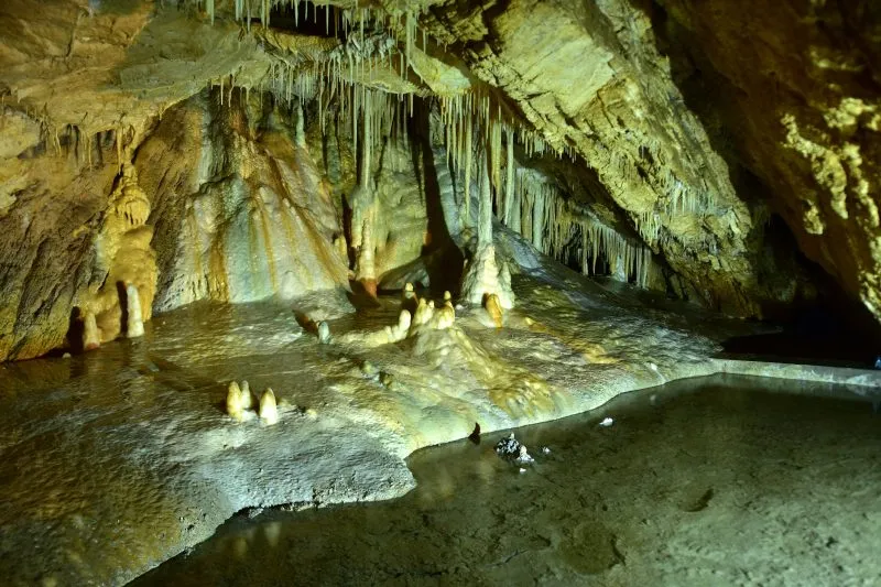 Podziemne stalagmity i stalagtyty łączą się w jaskini