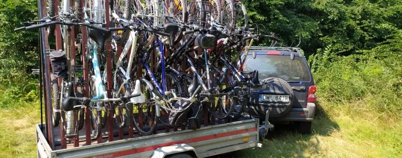 Zdjęcie przyczepki wypełnionej rowerami ustawionymi na sztorc