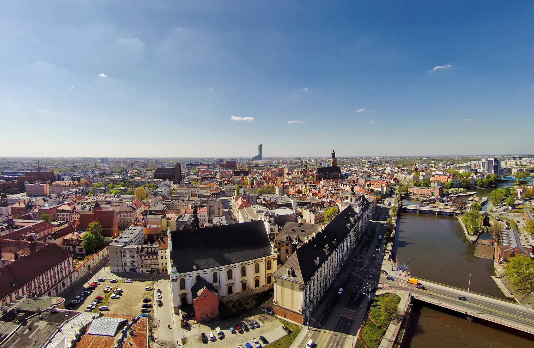Panoramicznywidok z lotu ptaka na centrum dużego miasta przy słonecznej pogodzie
