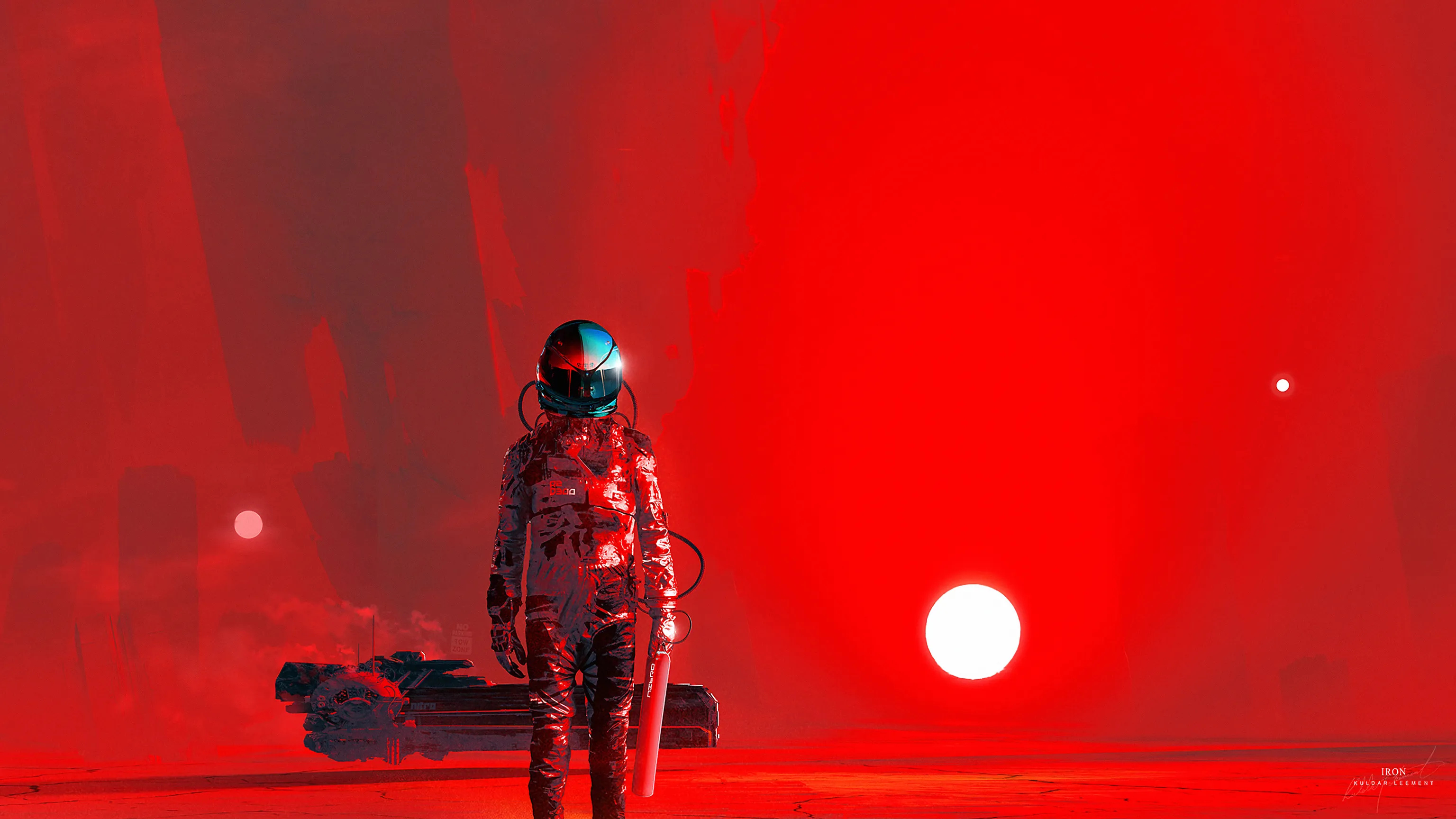 Samotny astronauta w hełmie stoi w intensywnie czerwonej, zamglonej przestrzeni obok futurystycznego pojazdu, oświetlony jasnymi kulami i smugami światła.