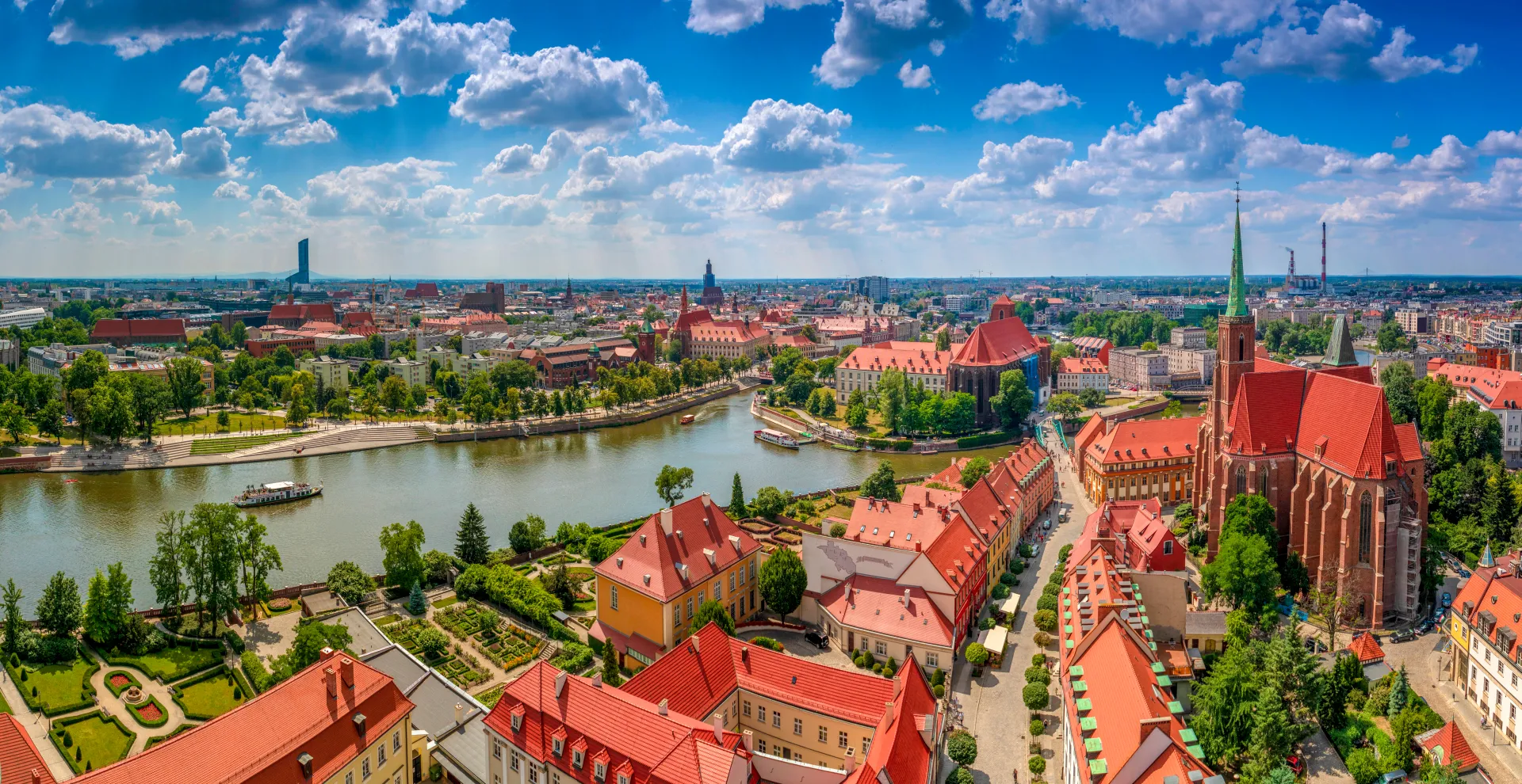 Widok z wieży widokowej na zabytkowe zabudowania Wrocławia
