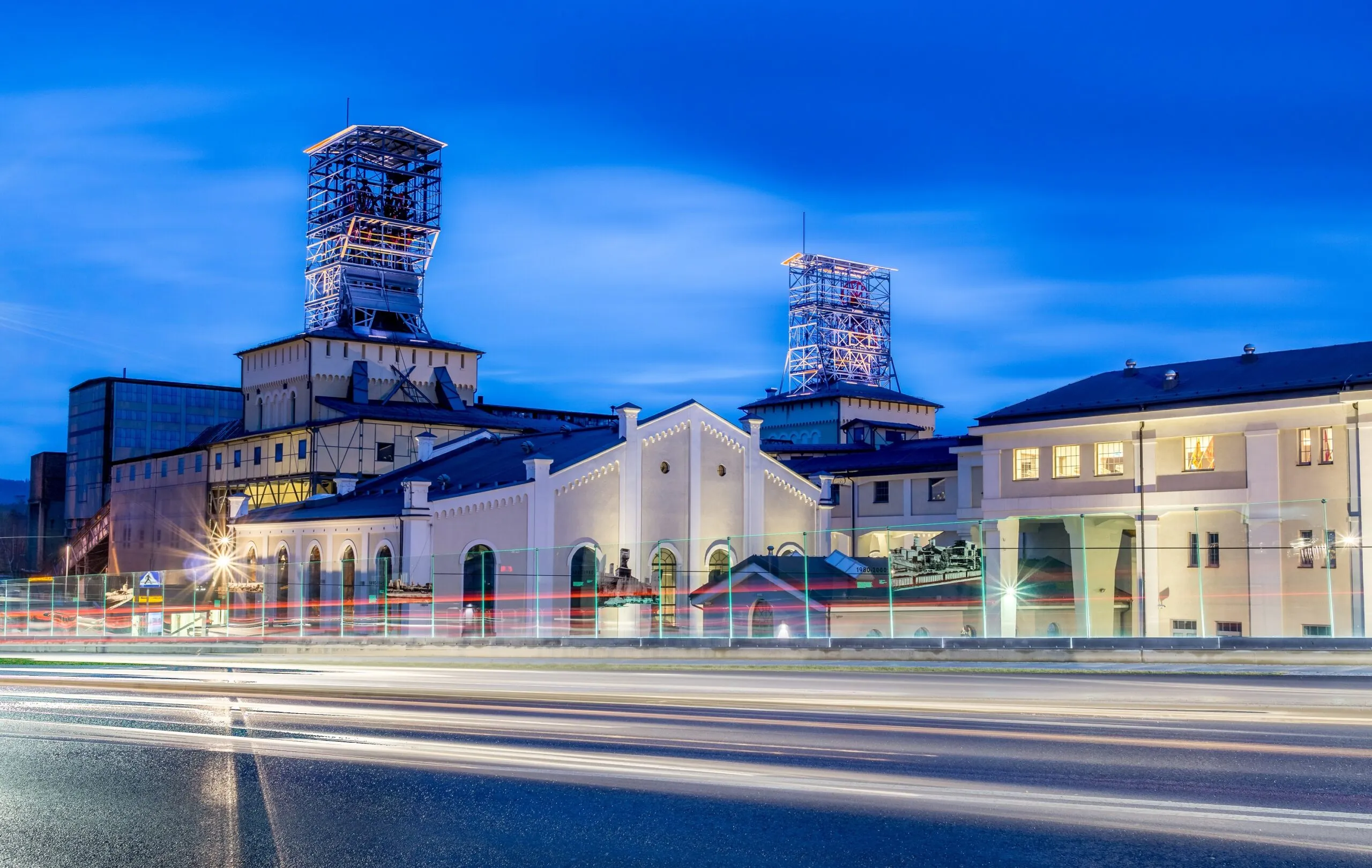 Panorma Starej Kopalni w Wałbrzychu w pełnej okazałości. Widoczne budynki wraz z szybem