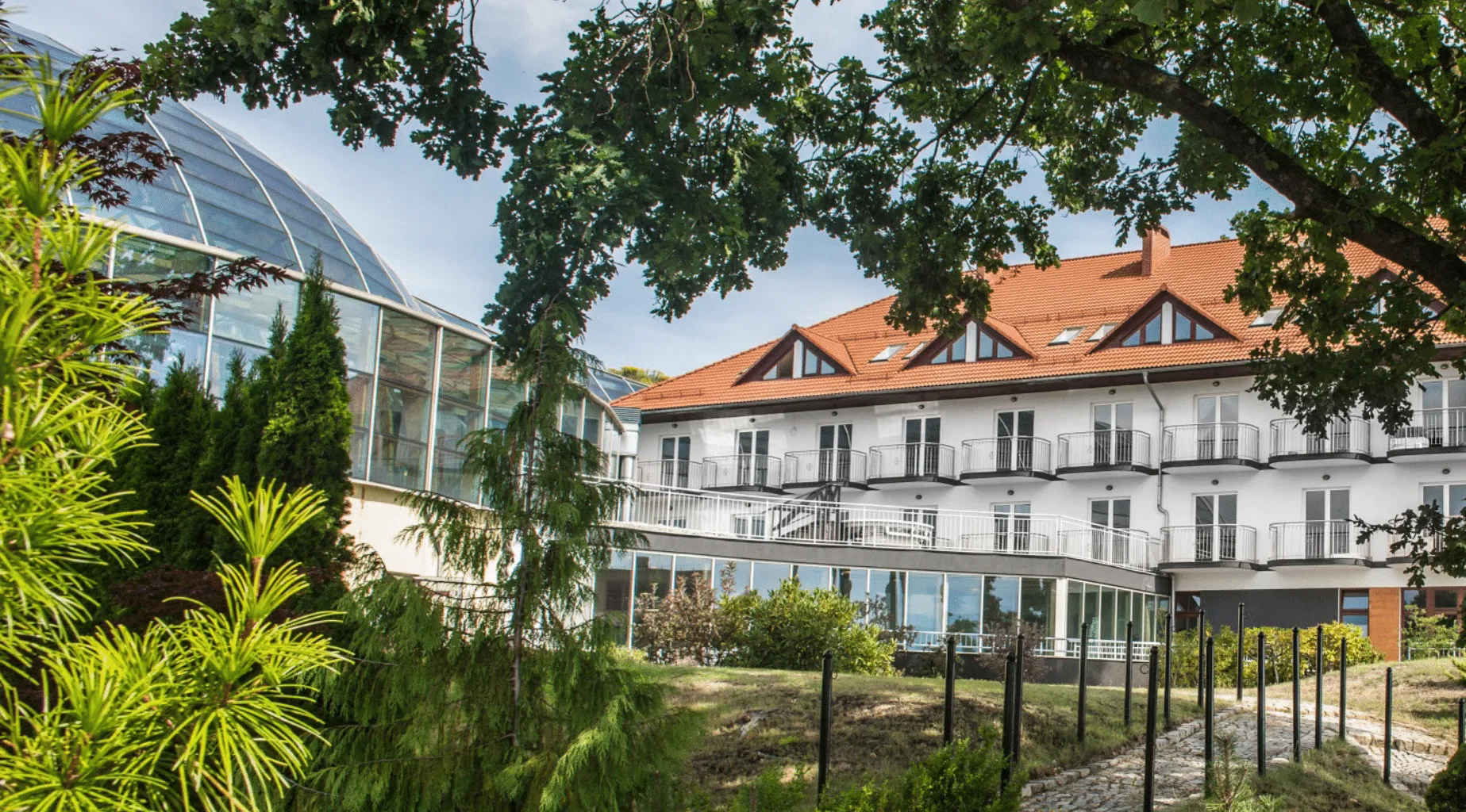 Widok na hotel, wśród zieleni.