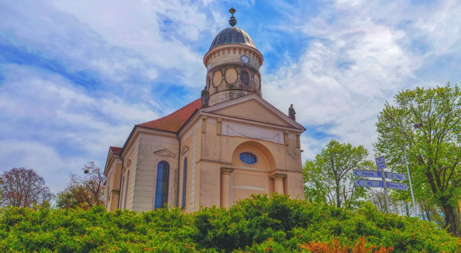 Świątynia w stylu klasycystycznym na tle jasnego nieba