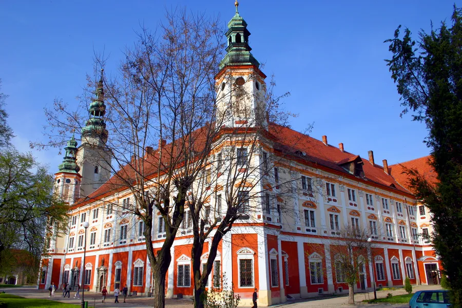 Widok z zewnątrz na klasztor.